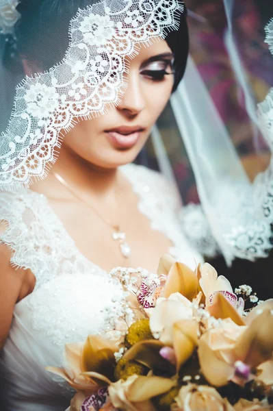 Portrait of the bride with a veil. Wedding theme. — Stock Photo, Image
