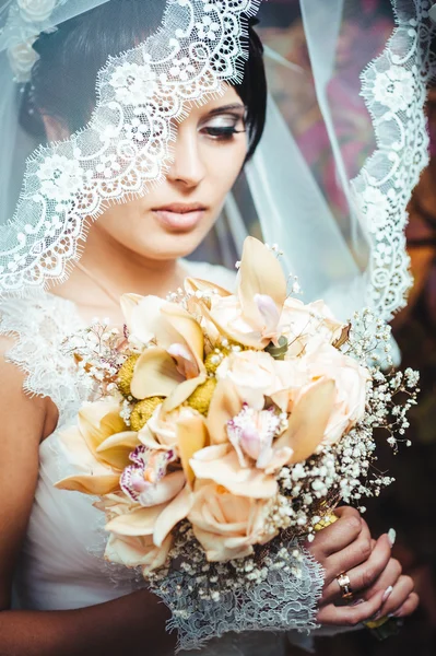 Retrato da noiva com um véu. Tema do casamento . — Fotografia de Stock