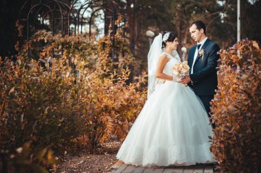 gelinlik içinde öpüşme genç bir çift. Gelin holding buket çiçek