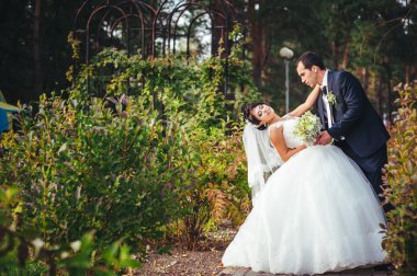 gelinlik içinde öpüşme genç bir çift. Gelin holding buket çiçek