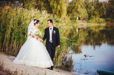 Düğün: gelin ve damat sahil üzerinde.