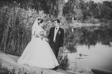 Düğün: gelin ve damat sahil üzerinde.