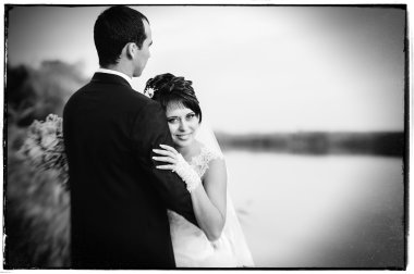 Düğün: gelin ve damat sahil üzerinde.