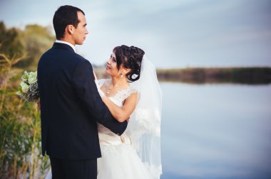 Düğün: gelin ve damat sahil üzerinde.