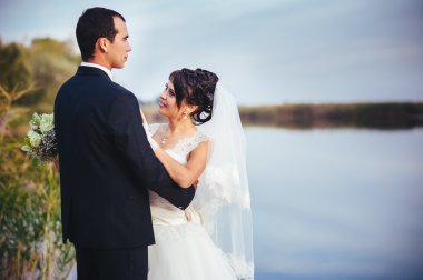 Düğün: gelin ve damat sahil üzerinde.