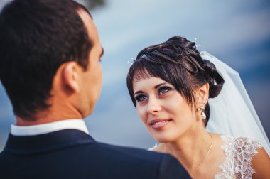 Düğün: gelin ve damat sahil üzerinde.