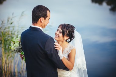 Düğün: gelin ve damat sahil üzerinde.