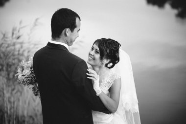 Düğün: gelin ve damat sahil üzerinde.