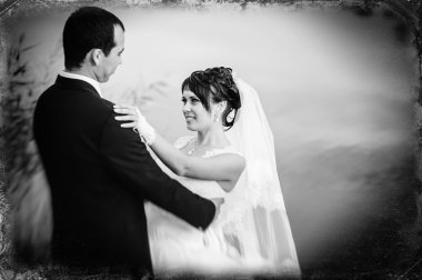 Düğün: gelin ve damat sahil üzerinde.