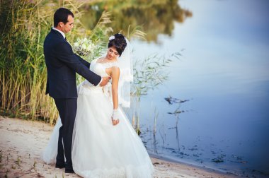 Düğün: gelin ve damat sahil üzerinde.