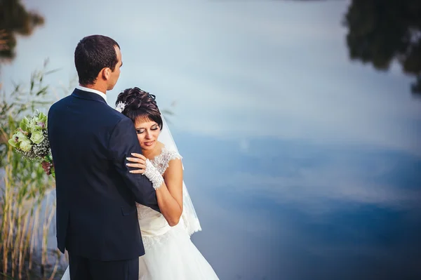 Boda: novia y novio en la orilla del mar . —  Fotos de Stock