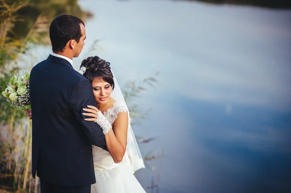 Casamento: noiva e noivo na praia . — Fotografia de Stock