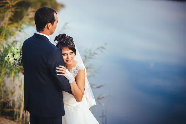 Mariage : mariée et marié au bord de la mer . — Photo