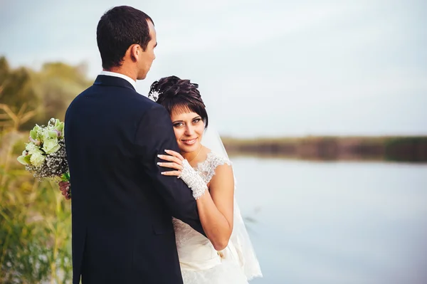 Wedding: bride and groom on the seashore. — Stock Photo, Image