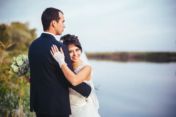 Весілля: наречений і наречений на березі моря . — стокове фото