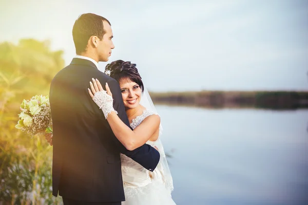 Mariage : mariée et marié au bord de la mer . — Photo