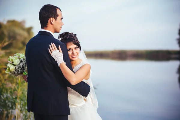 Hochzeit: Brautpaar am Meer. — Stockfoto