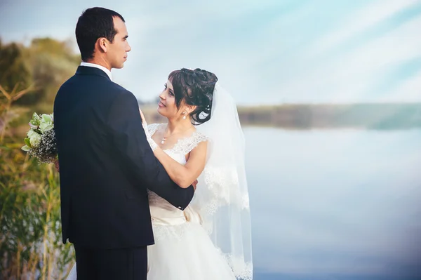 Bruiloft: bruid en bruidegom op de kust. — Stockfoto
