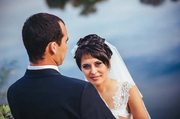 Boda: novia y novio en la orilla del mar . — Foto de Stock