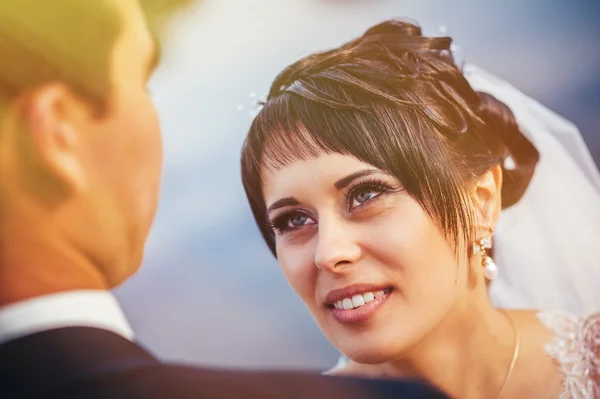 Boda: novia y novio en la orilla del mar . — Foto de Stock