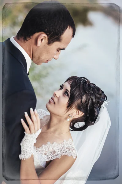 Wedding: bride and groom on the seashore. — Stock Photo, Image