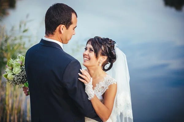Bröllop: bruden och brudgummen på stranden. — Stockfoto