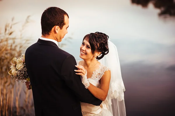 Düğün: gelin ve damat sahil üzerinde. — Stok fotoğraf