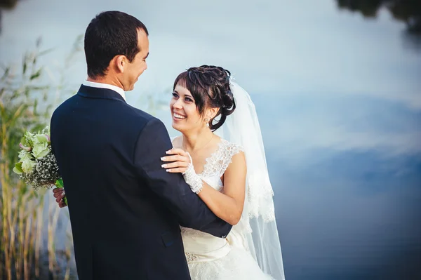 Mariage : mariée et marié au bord de la mer . — Photo