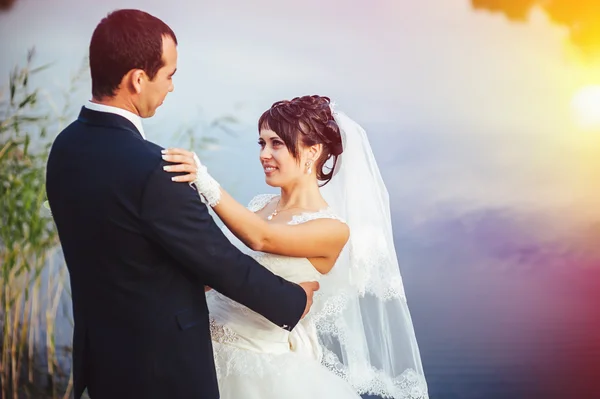Casamento: noiva e noivo na praia . — Fotografia de Stock