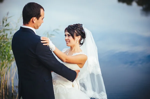 Mariage : mariée et marié au bord de la mer . — Photo