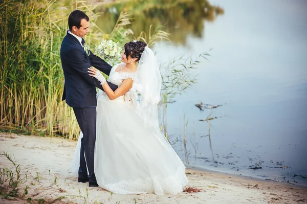 Mariage : mariée et marié au bord de la mer . — Photo