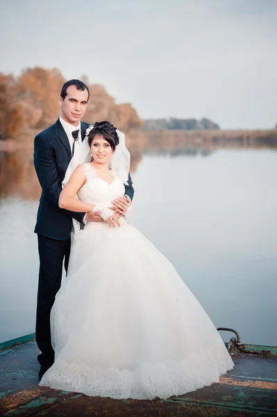 Boda: novia y novio en la orilla del mar . — Foto de Stock
