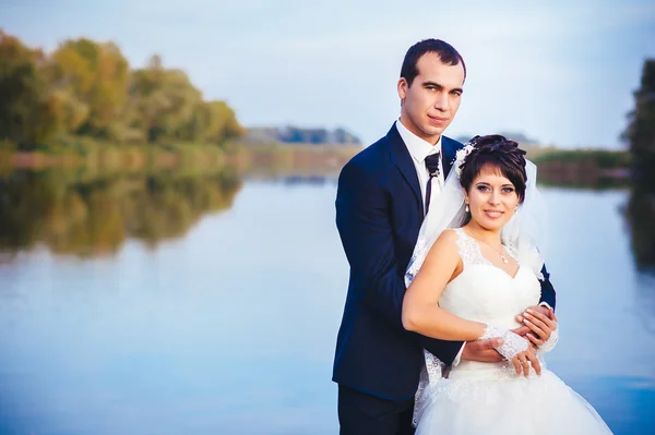 Boda: novia y novio en la orilla del mar . —  Fotos de Stock