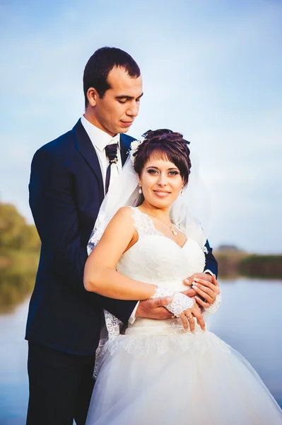 Mariage : mariée et marié au bord de la mer . — Photo