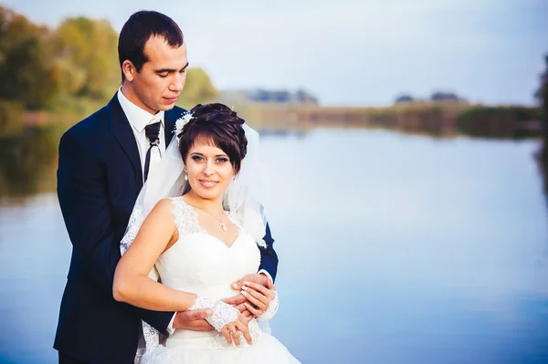 Mariage : mariée et marié au bord de la mer . — Photo