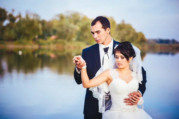 Svatba: nevěsta a ženich na pobřeží. — Stock fotografie