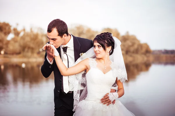 Wedding: bride and groom on the seashore. — Stock Photo, Image