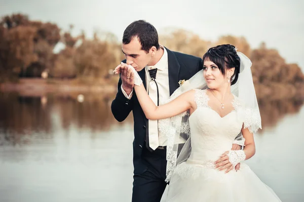 Весілля: наречений і наречений на березі моря . — стокове фото
