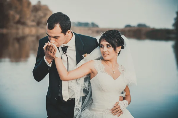 Mariage : mariée et marié au bord de la mer . — Photo