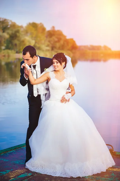 Matrimonio: sposa e sposo in riva al mare . — Foto Stock