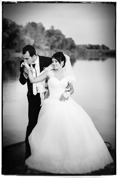 Wedding: bride and groom on the seashore. — Stock Photo, Image