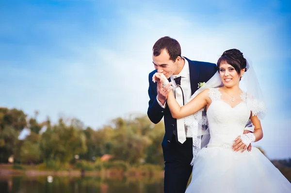 Mariage : mariée et marié au bord de la mer . — Photo