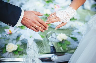 Gelin ve damat elleri. Siyah araba buket düğün