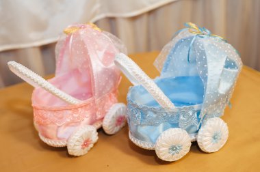 İki eski vintage oyuncak bebek arabası - pembe, mavi - erkek ve kız çocuk için