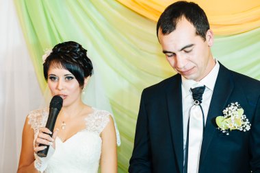 güzel gelin ve damat onların düğün kutlama lüks bir restoranda üzerinde.