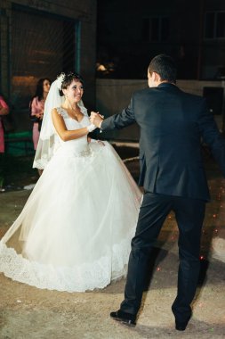 Açık havada düğün dansı mı? Dansçılar uçmayı sever.