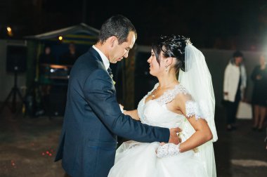 Açık havada düğün dansı mı? Dansçılar uçmayı sever.