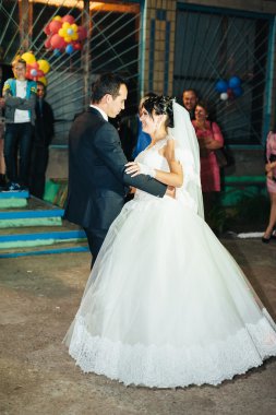 Açık havada düğün dansı mı? Dansçılar uçmayı sever.