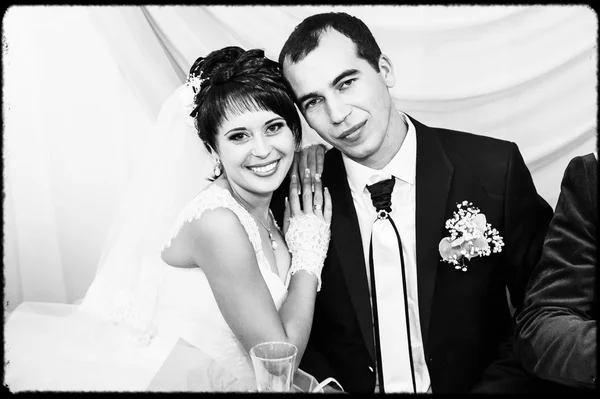 Mariée charmante avec marié embrasse et embrasse sur leur célébration de mariage dans un restaurant luxueux. bouquet de fleurs, robe de mariée. couple nouvellement marié atluxury hôtel moderne hall — Photo