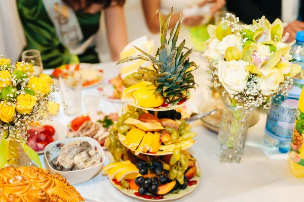 Buena apariencia y sabrosa comida piña en la recepción de la boda —  Fotos de Stock